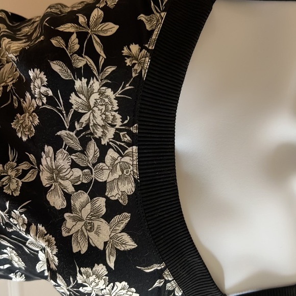 Sleeveless cotton Sport Max Brand ladies, black and white floral top. - Picture 4 of 6
